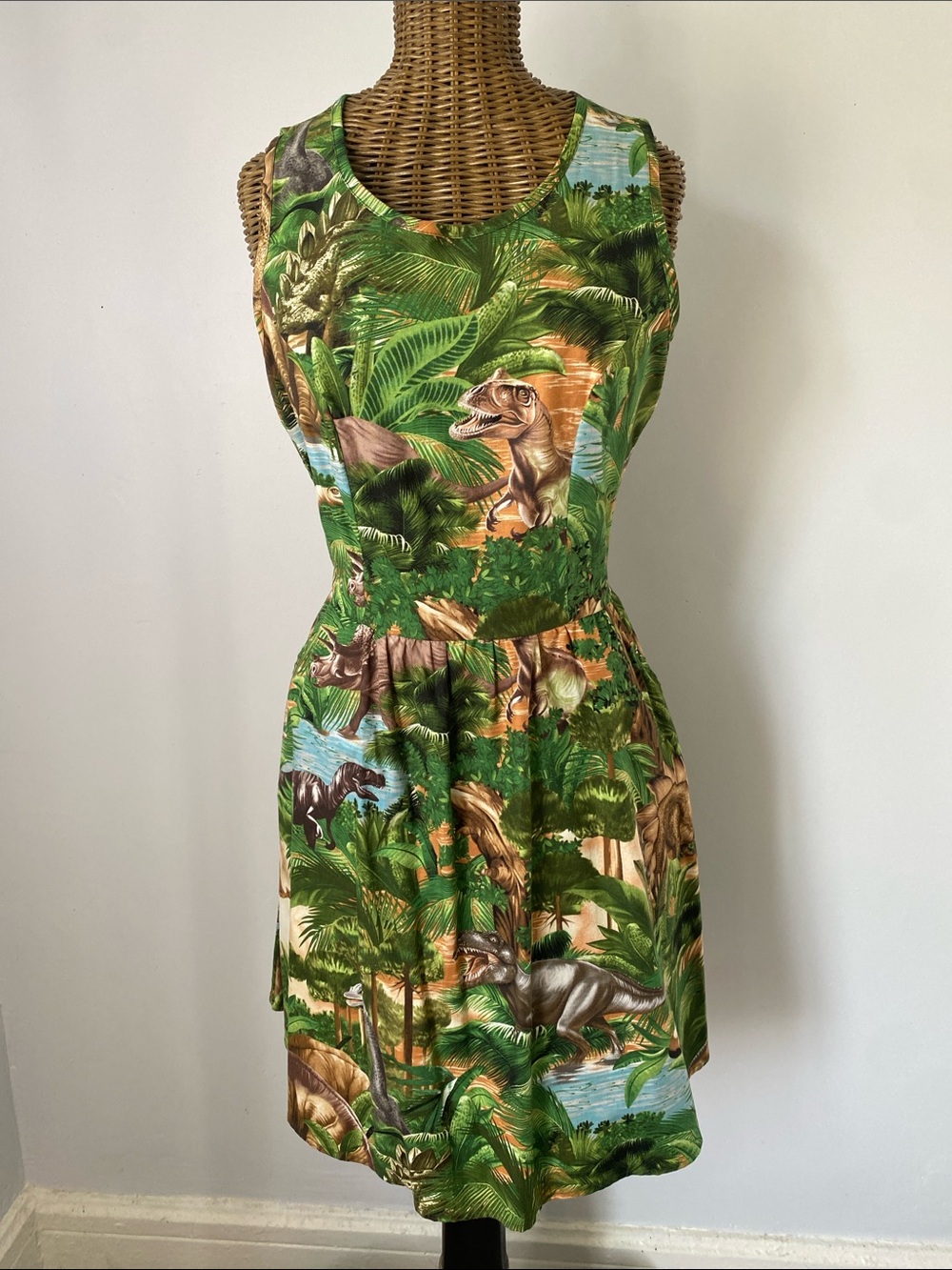 Retrolicious Vintage Green Tropical Dinosaur Print Sleeveless Dress with Pockets